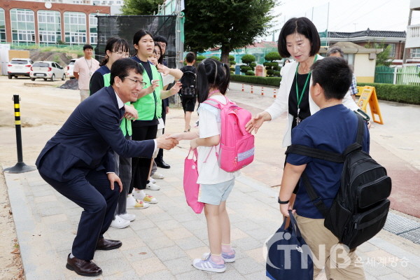 윤건영 충청북도교육감이 8월 28일(월) 오전, 청주 봉명초등학교를 방문하여 등교하는 학생을 맞이하고 있다.