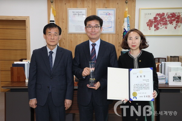 (왼쪽부터) 오선진 충북지방조달청장, 윤건영교육감, 심소영 주무관