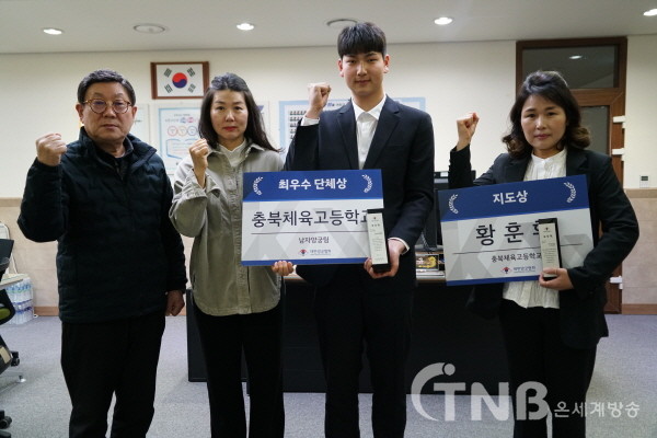 (왼쪽부터) 손태규 교장, 신미현 감독, 김택중(2학년) 학생 선수, 황훈휘 양궁부 지도자