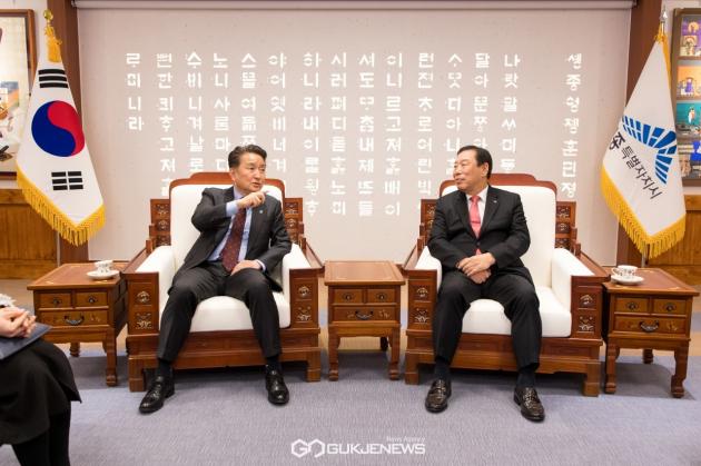 세종시 직원소통의 날 행사에 최민호 시장과 김영환 도지사가 환담을 나누고 있다. 사진/세종시청