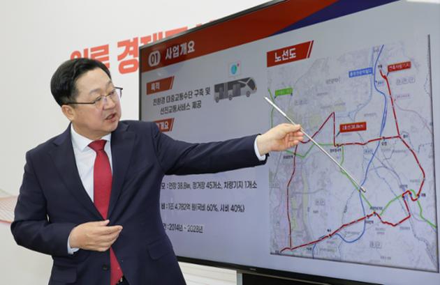 이장우 대전시장이 5일 시청 브리핑룸에서 도시철도 2호선 트램 건설 계획을 설명하고 있다. / 대전시 제공